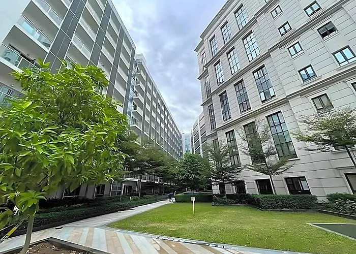 Eighty-one Newport Boulevard 호텔 4*